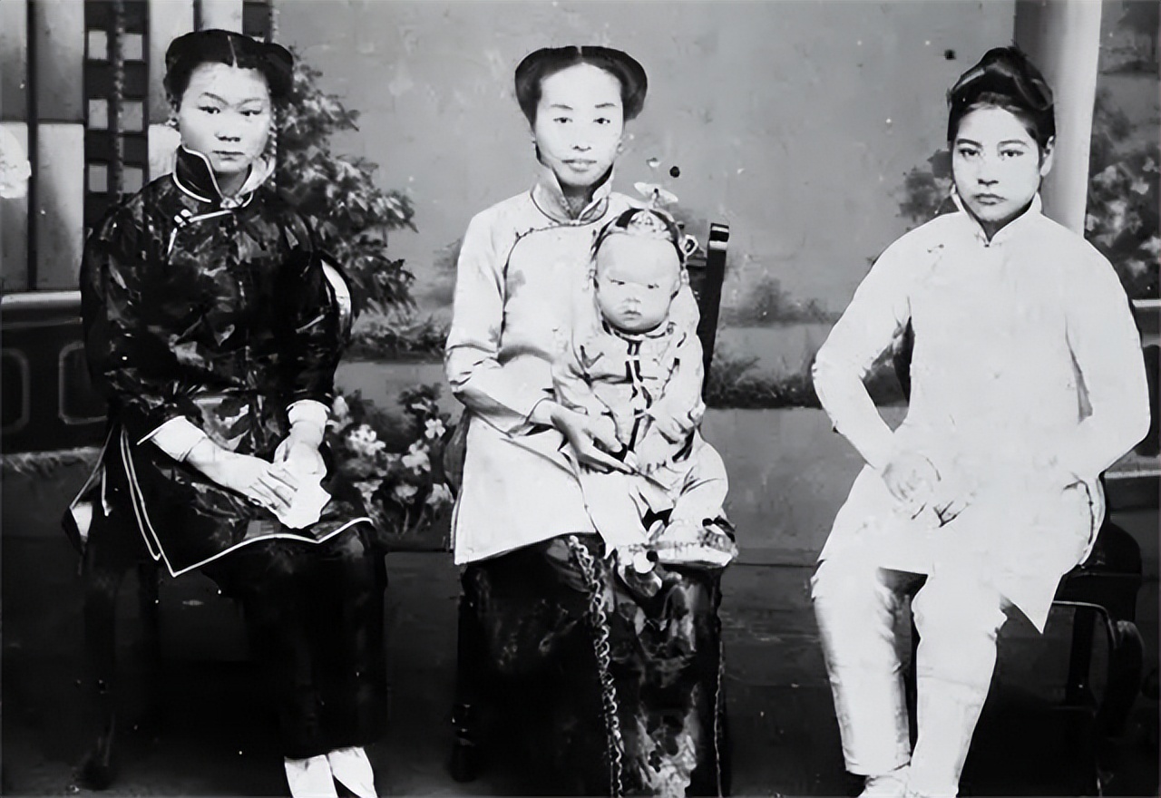 微风1916年民国第一任大总统袁世凯逝世，发妻于氏痛哭着在灵堂上嘟囔着你一