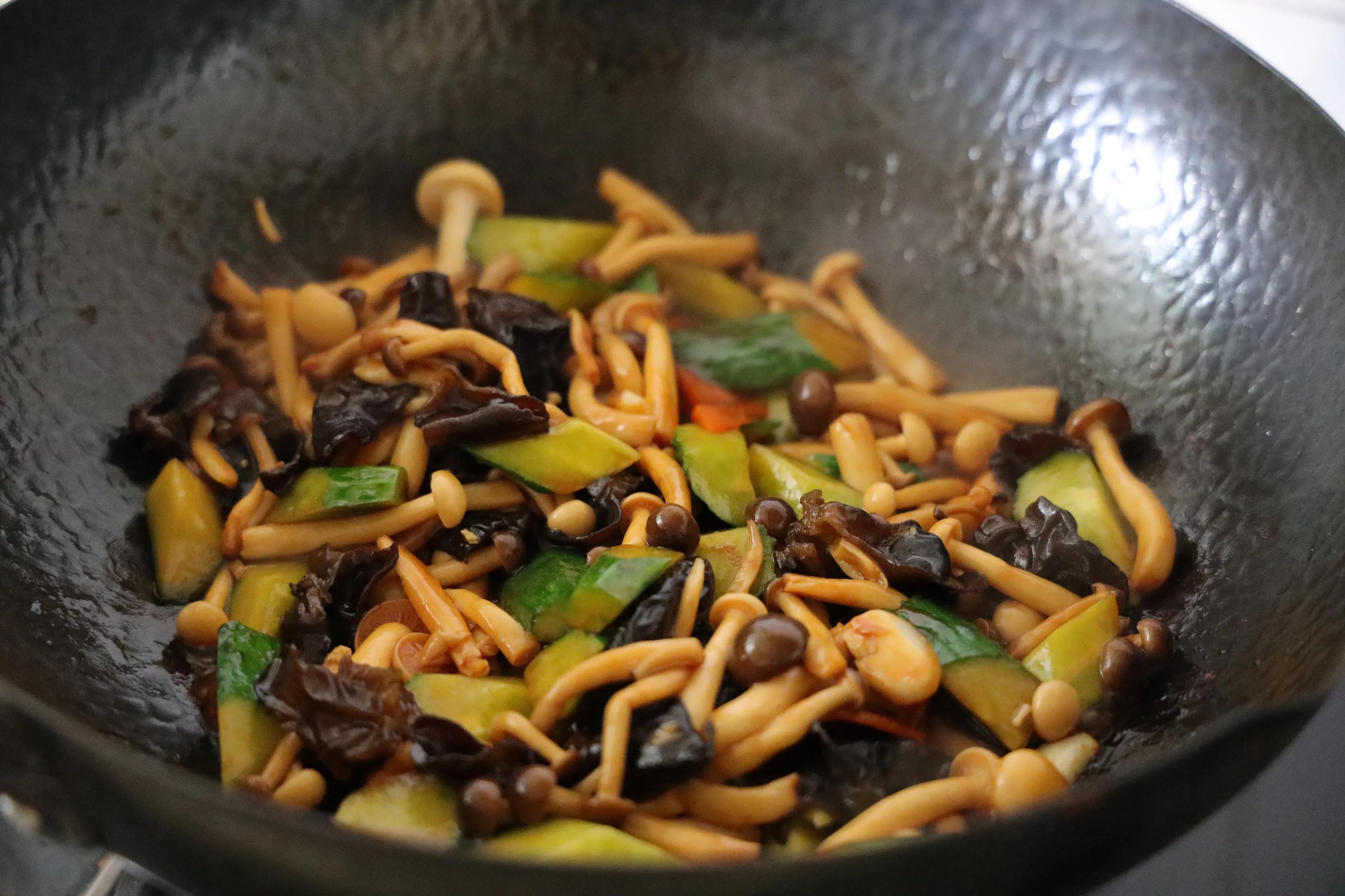 5种蔬菜炒一盘菜，简单好吃的下饭神器！春季可以经常做给孩子吃