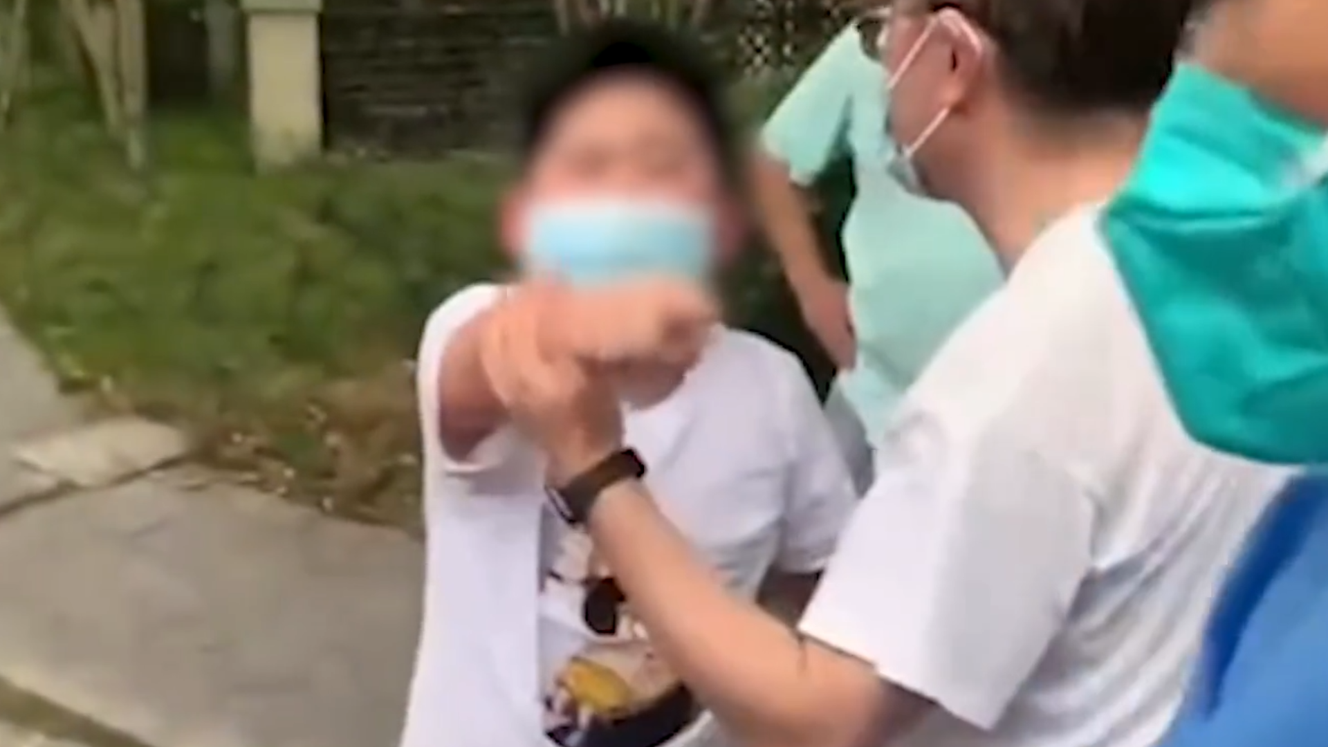 上海男孩骑平衡车做核酸被拒，持刀威胁志愿者，大喊：我要砍死他