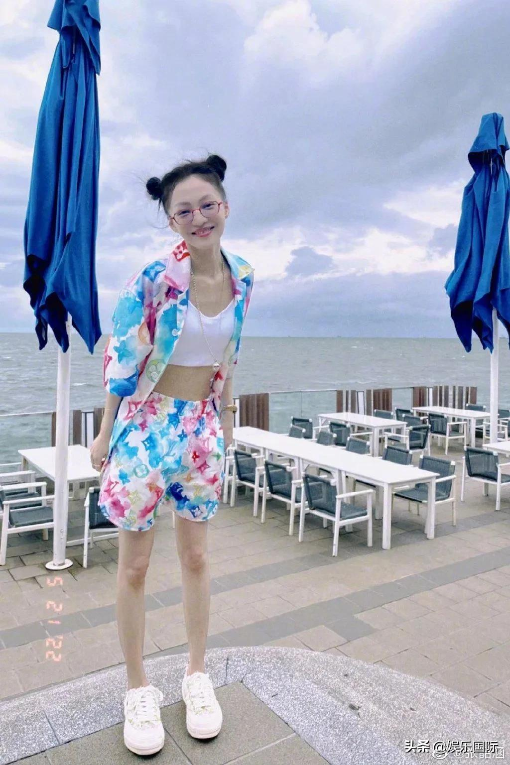 张韶涵扎双丸子头海边度假 笑容灿烂似少女