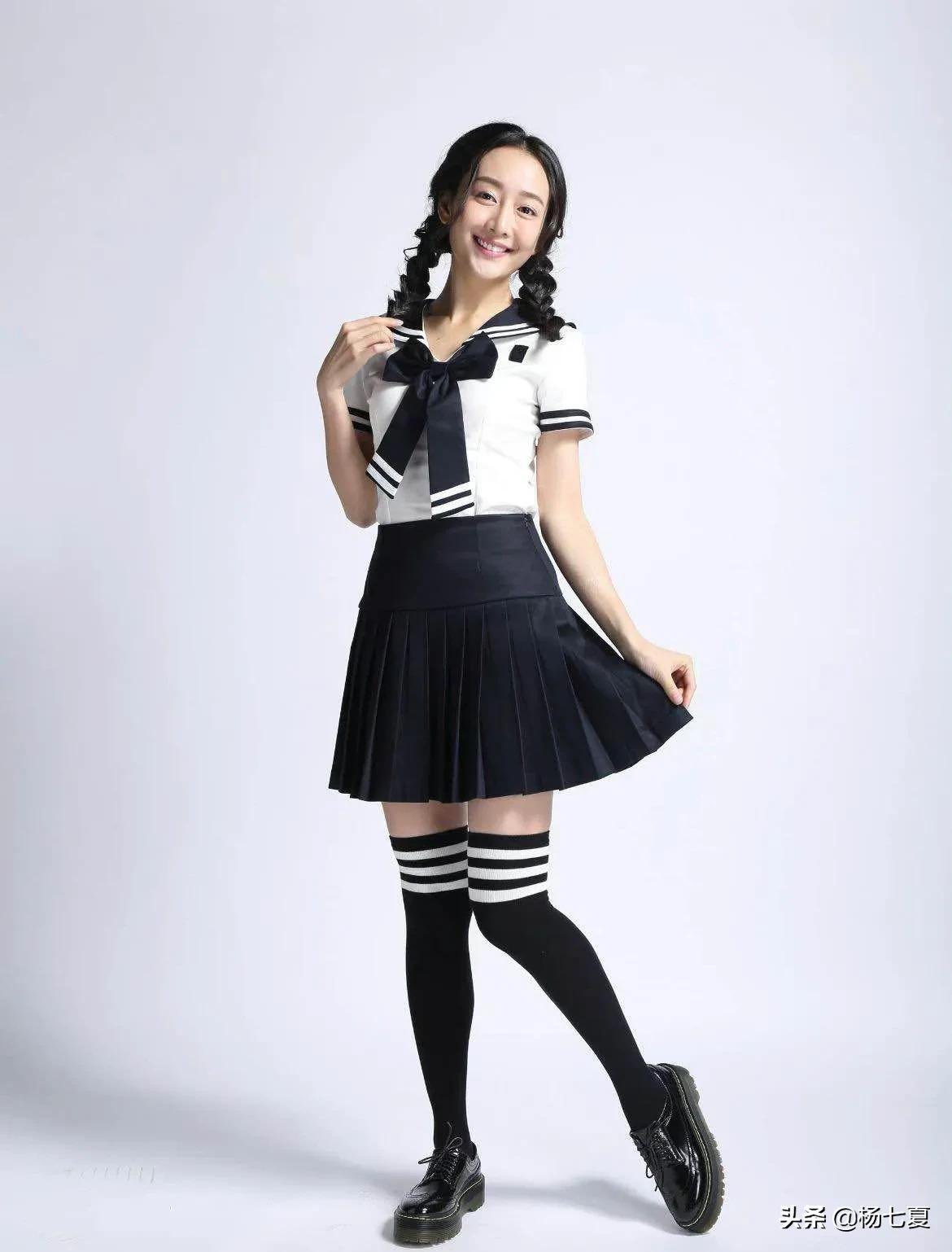 王鸥穿JK制服美成“初恋”，显瘦显高，腿又细又长