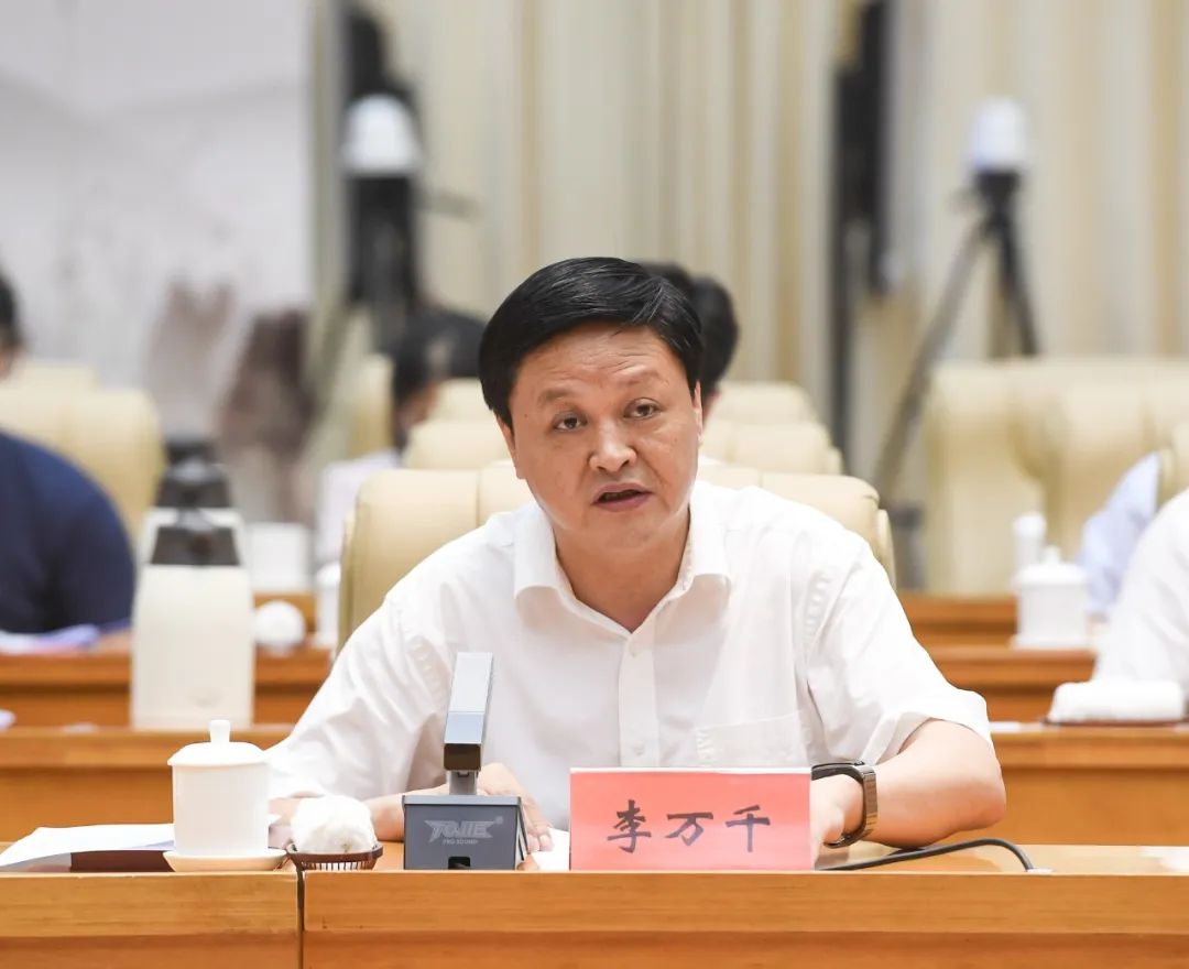 刘莲玉率队在怀化市调研怀化国际陆港建设并参加全国和省人大代表小组活动