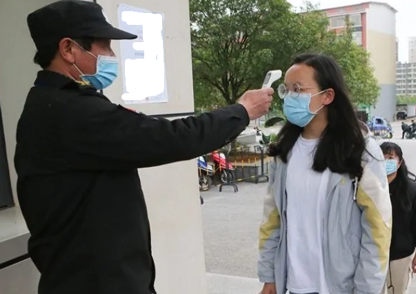 广西某大学因疫情封校，校长请学生在校内喝奶茶，直言：见者有份