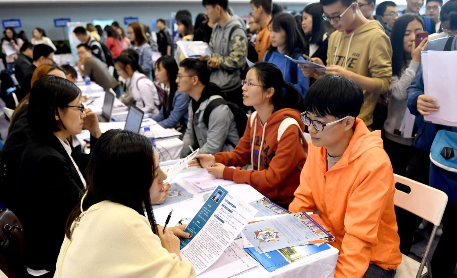 2022事业单位迎来喜讯，五种事业编有望升为公务员，待遇随之提高