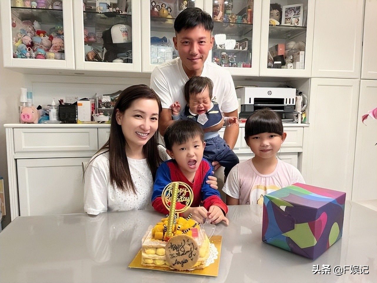 TVB男艺人张颖康一家人为太太庆生 主动亲吻麦雅致脸颊很恩爱