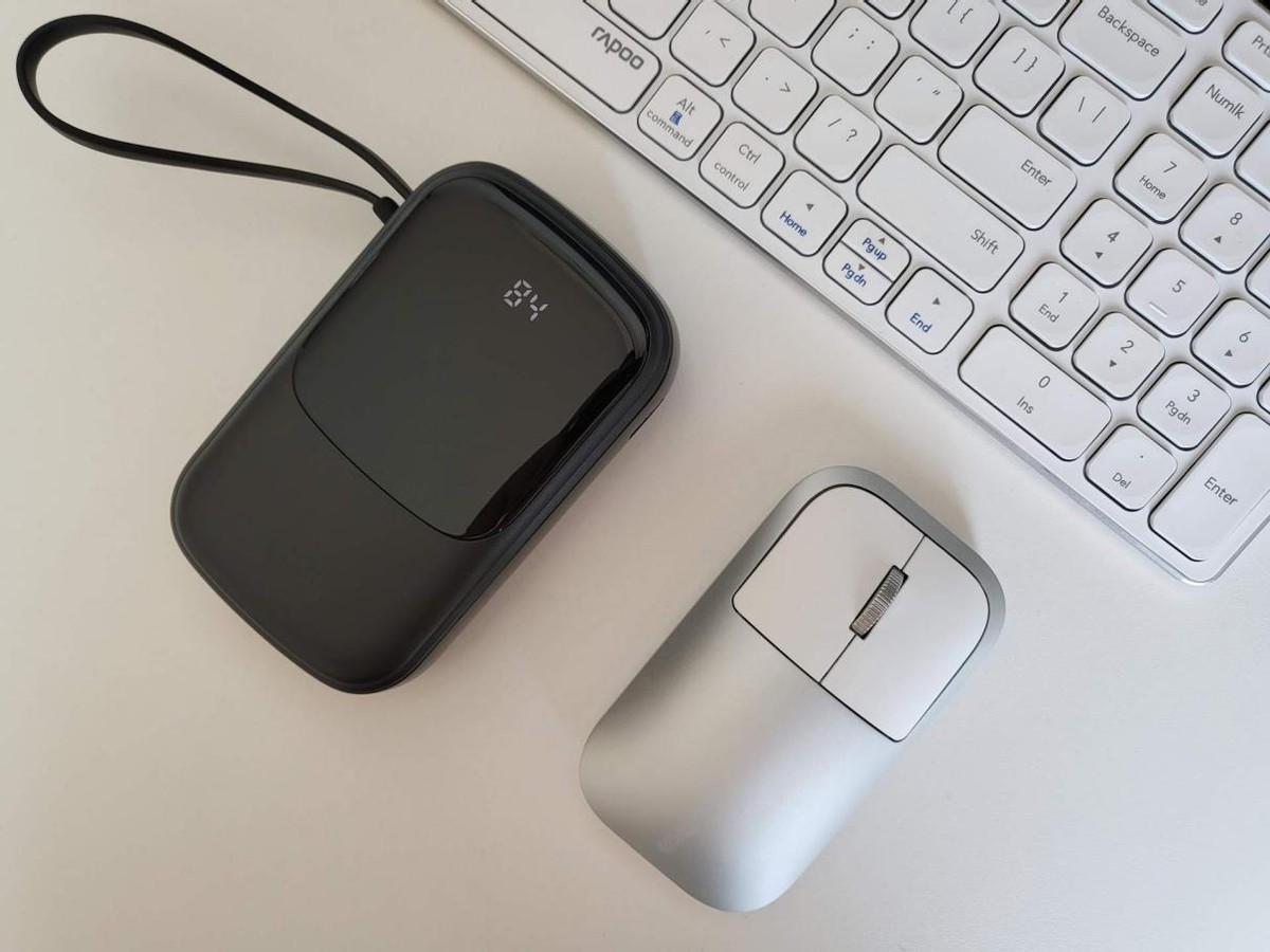 倍思Q数显快充移动电源——苹果安卓完美兼容，双机党必备掌中宝