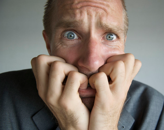 当对方面部的表情两边不对称时,那么极有可能对方是装出来的,一个人