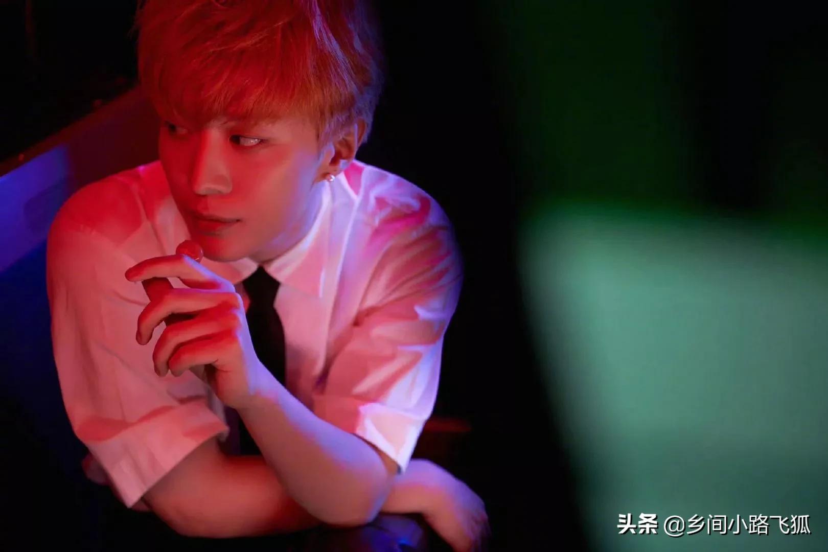 范丞丞橙发白衬衫大片曝光，有着满满青春气息