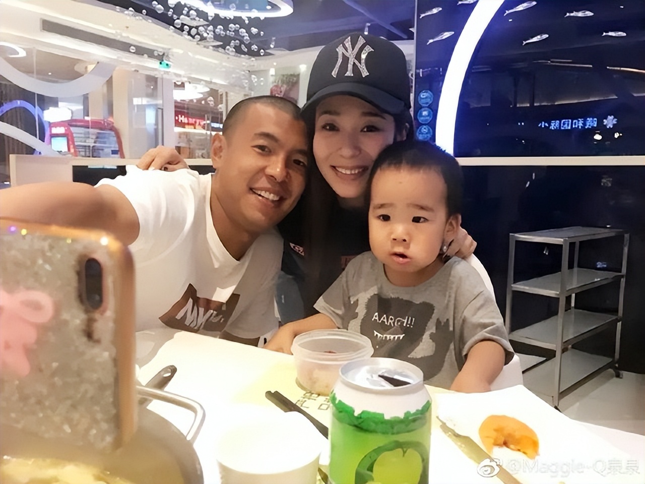 前国脚徐亮28岁落选国家队，退役后当网红，流泪哭诉“混得很差”