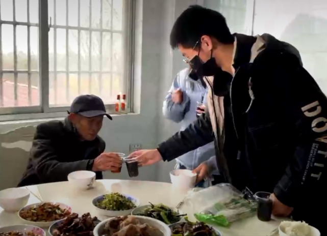 孙卓回家后第一个团圆年，孙海洋迫不及待，提前贴春联等过年