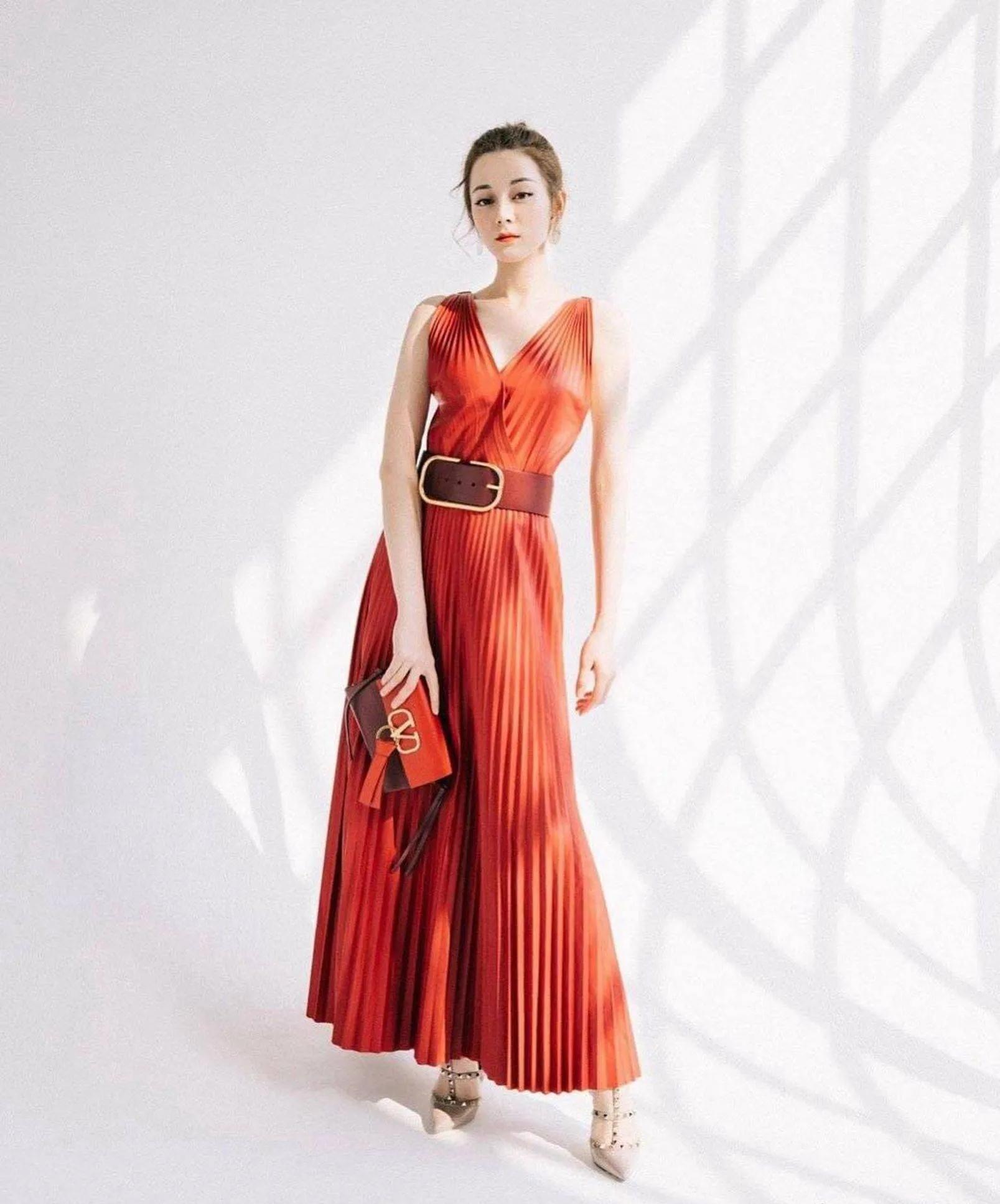 迪丽热巴大红条纹连衣裙