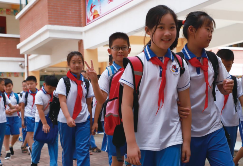 高颜值小学女生走红，校服也难掩其光芒，网友：前途不可限量