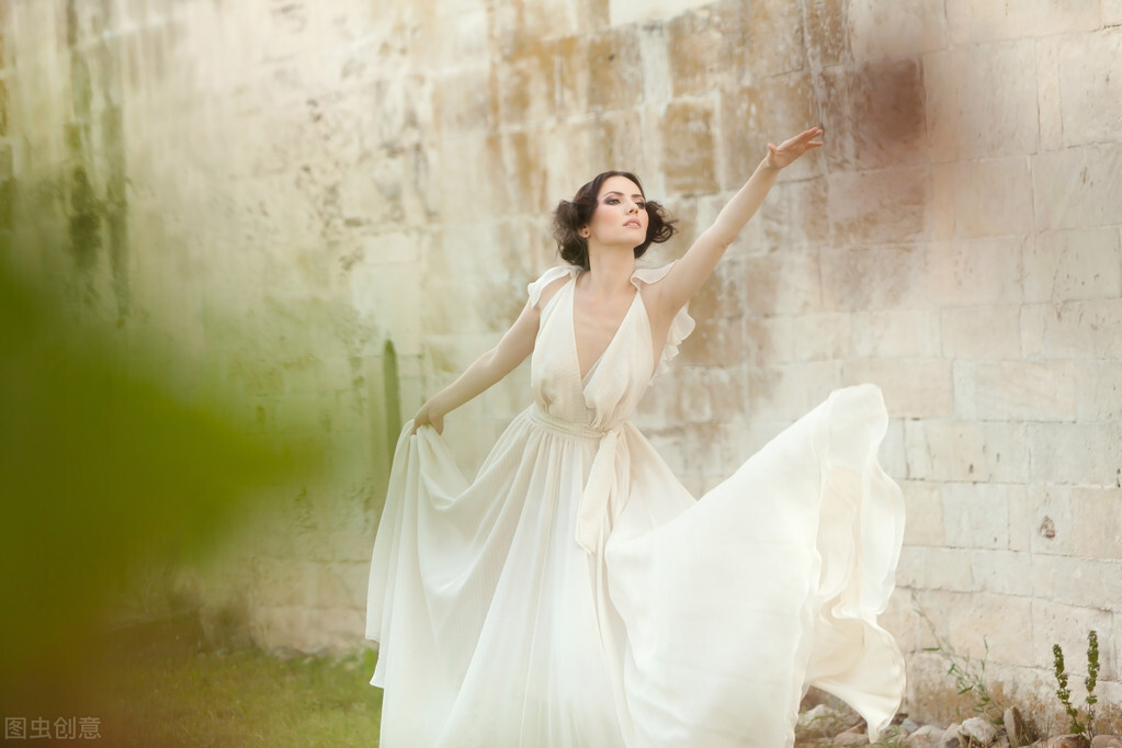 红颜易老，寻梦千年，浅情人不知