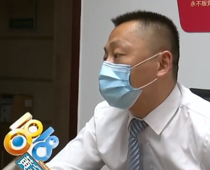 年轻女子深夜回家拒绝出示健康码，踹碎单元玻璃门，法院判决来了