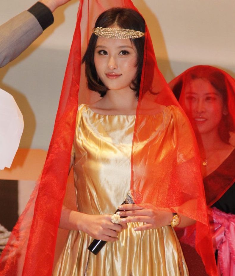 因“丑女”走红的李欣汝，得罪张艺谋后退圈，如今生活怎么样？