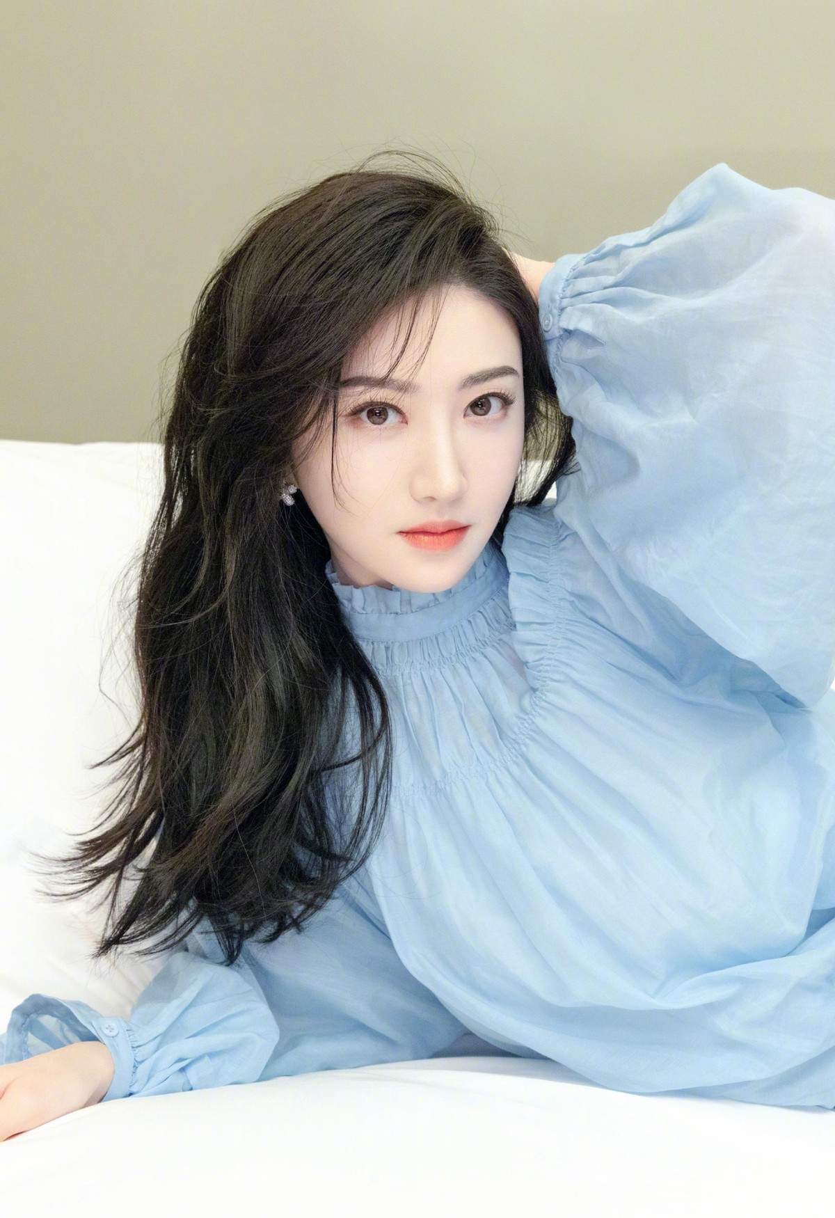 景甜晒出综艺营业照,穿浅蓝色雪纺衫好知性,这造型太有气质了