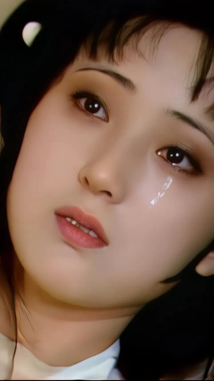 陈晓旭的林黛玉太美太经典了，她的一颦一笑，都已成为无法超越