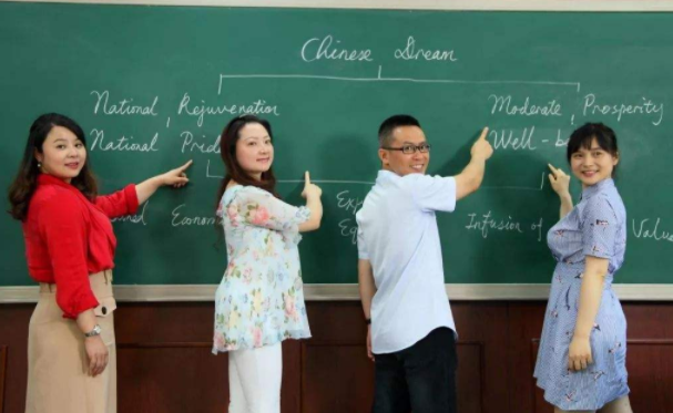 2022年官方通知，老师收入要与公务员持平，老师涨工资不再是空谈