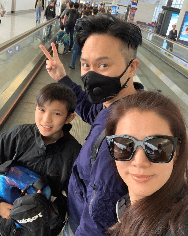 袁咏仪儿子晒澳门旅行照，15岁魔童高大帅气，文案被指求生欲满满