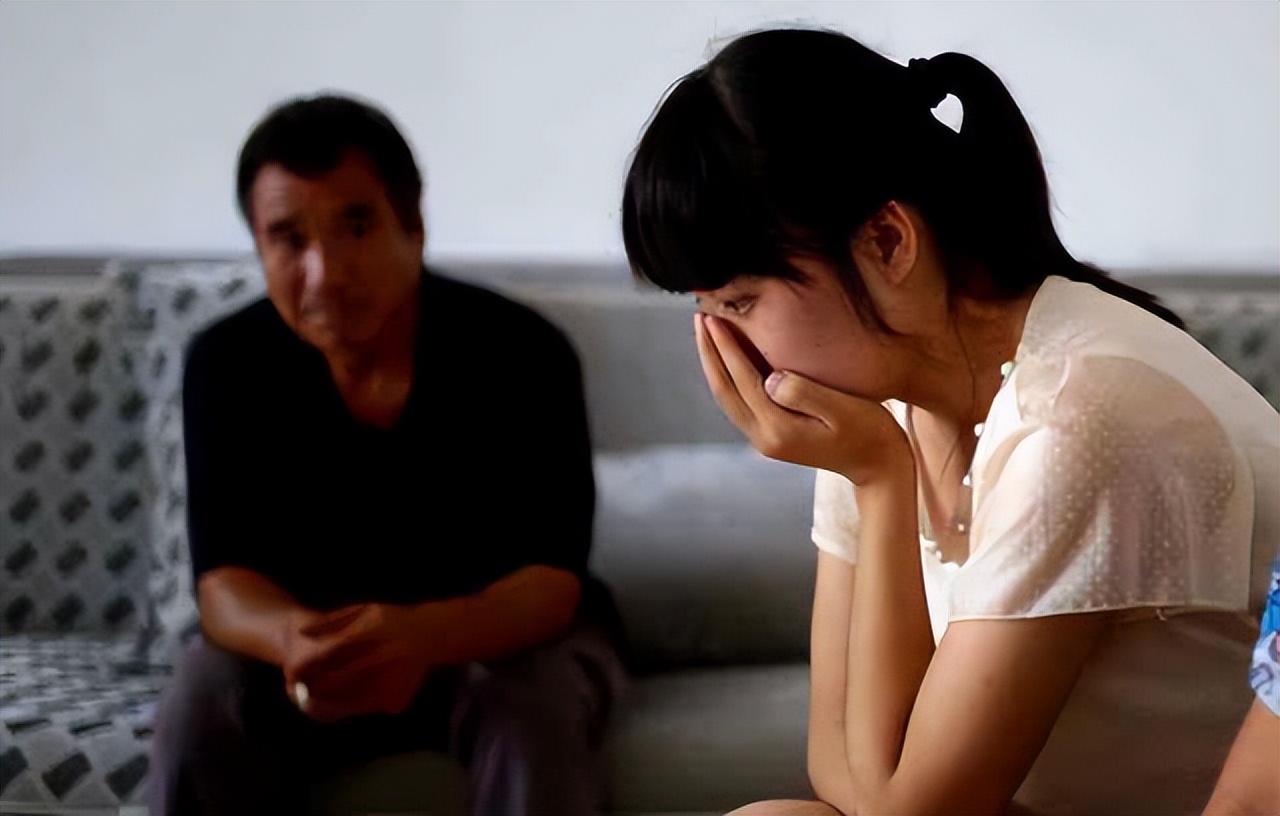 父母因24岁姐姐拒养4岁弟弟，将其告上法庭，女儿：你儿子自己养