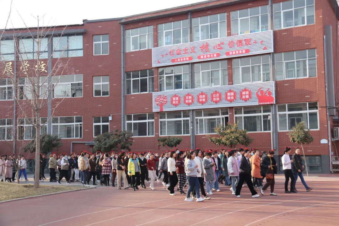 欢庆女神节日 尽展巾帼风采—自由路小学举行三八妇女节趣味运动会