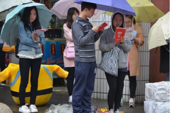 985硕士生晒公务员真实收入，网友看了很“眼红”，不如早点考公