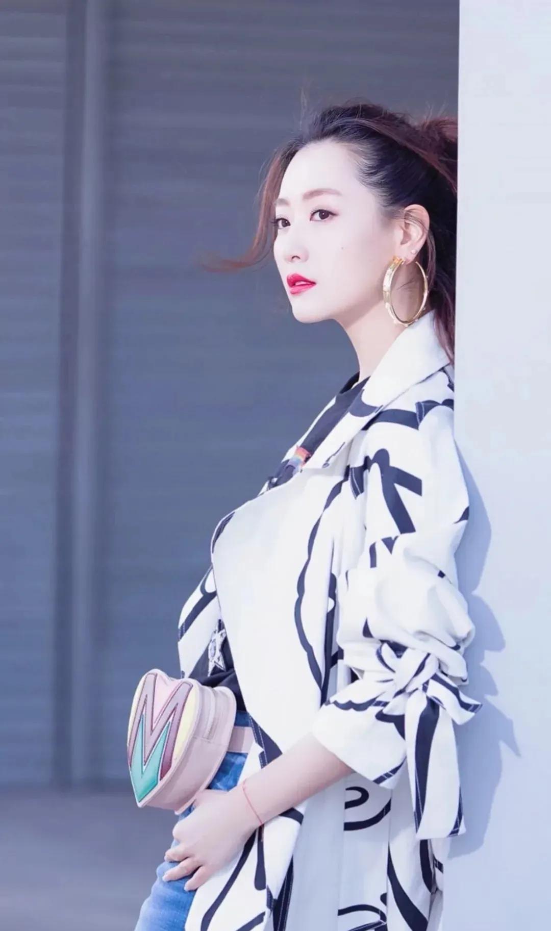 白冰：知性优雅，温婉甜美的邻家女形象非常迷人