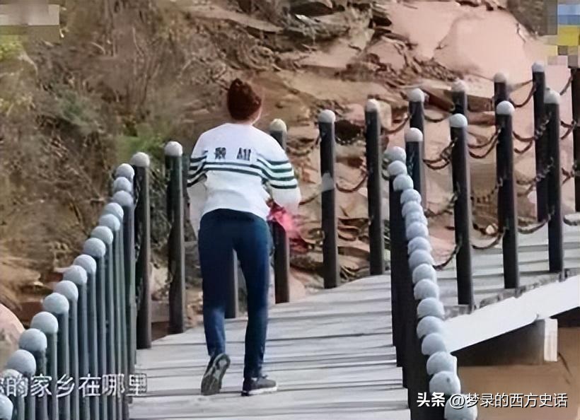 上半身貌美如花，下半身歪七八扭，这9位女星镜头前后反差好大