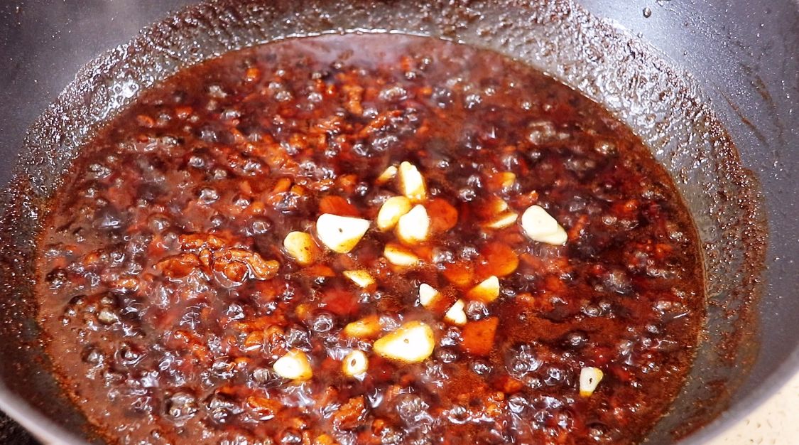 一道过年必备万能酱，一次做10斤，保存一个月不坏，拌饭拌面好吃