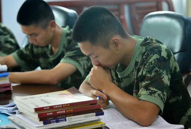 2022大学生入伍政策，5类人失去当兵资格，条件再好也不行