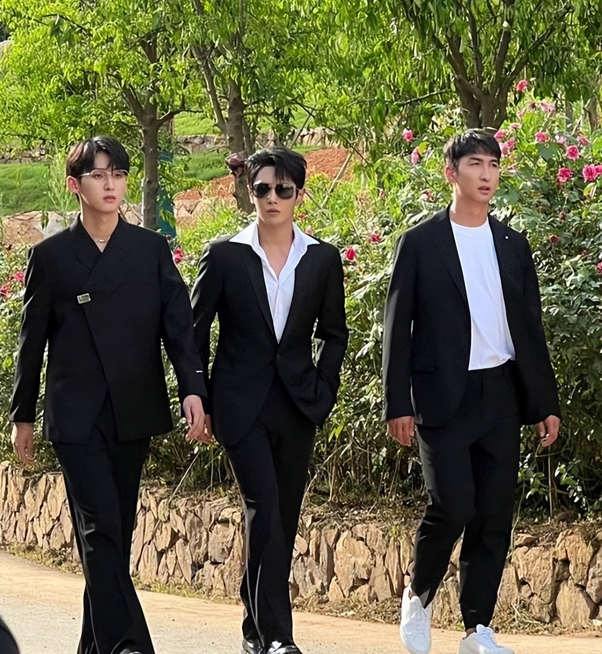 魏大勋杜淳综艺录制齐穿黑西装 武大靖穿白球鞋格格不入