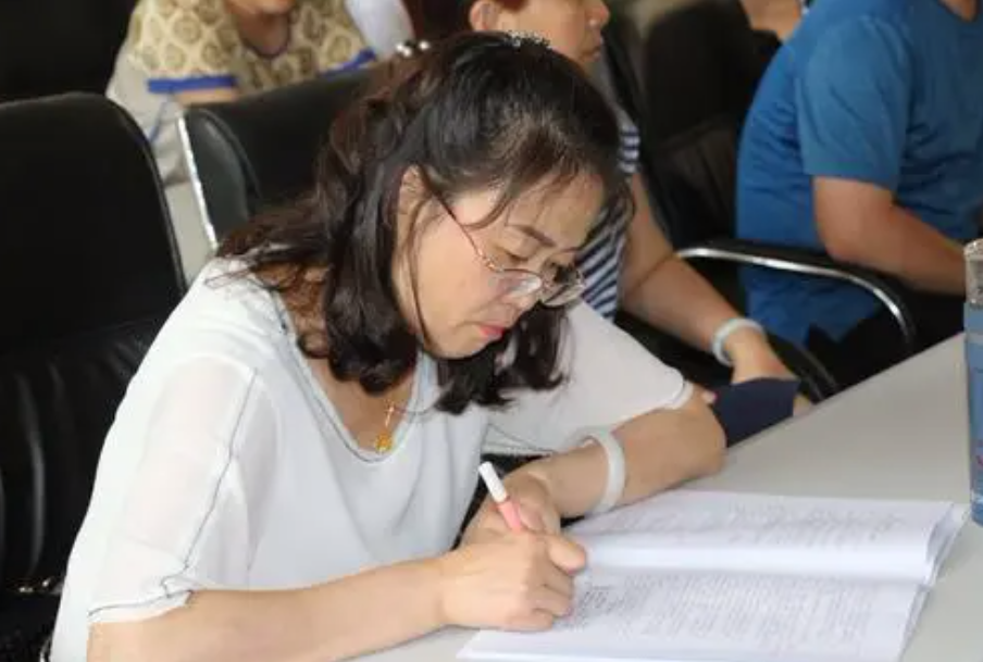 新《教师法》拟定后，教师评职称难度降低，教龄成为晋升关键