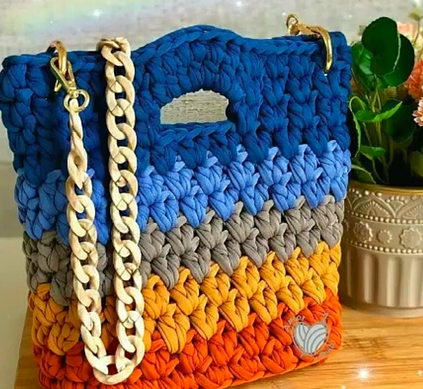 自从学会了编织，我立马就编织了很多款包包，款款独一无二哦