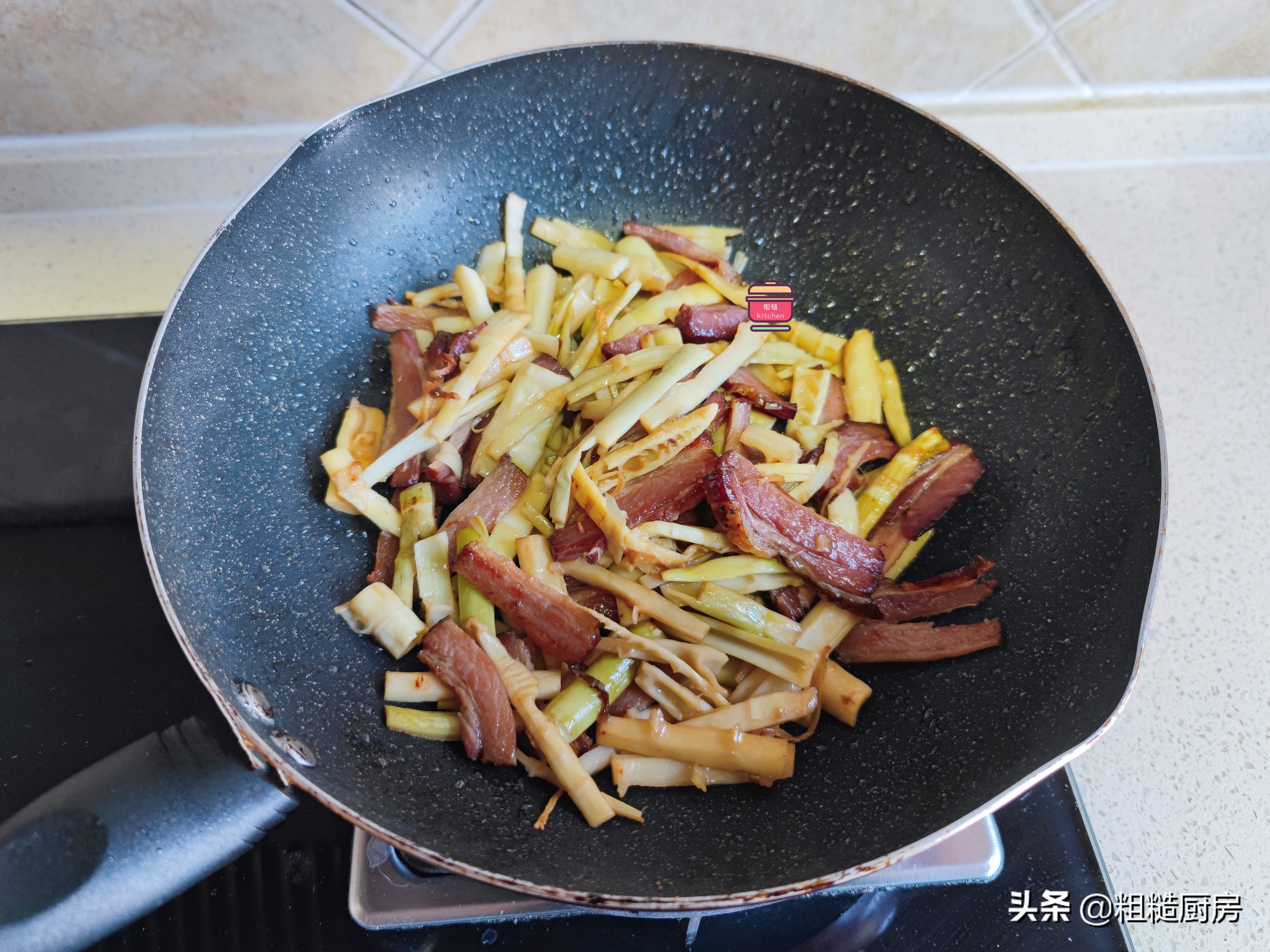冬天，这食材正好吃，它和竹笋是绝配，简单一炒端上桌，鲜嫩爽脆