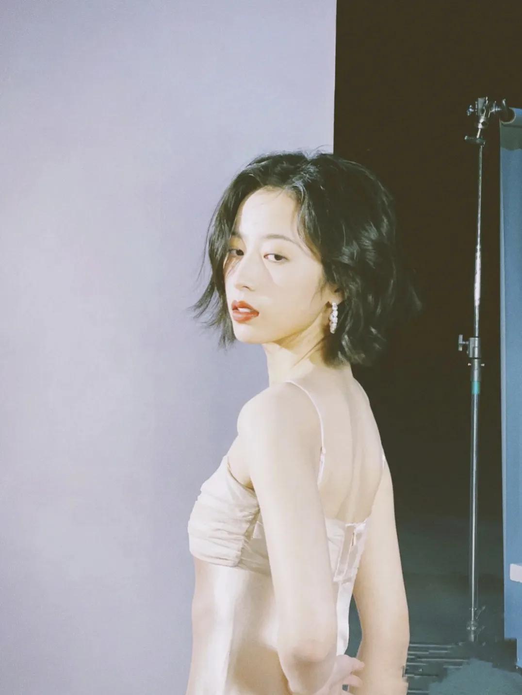 周雨彤穿搭来啦