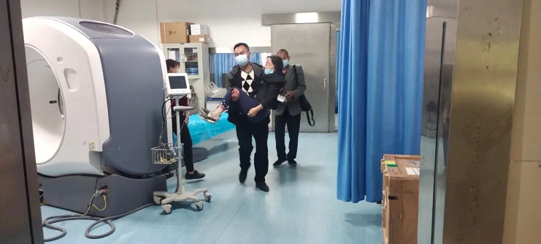 洋县一留守孤寡老人摔伤致骨折 驻村书记送医解危难