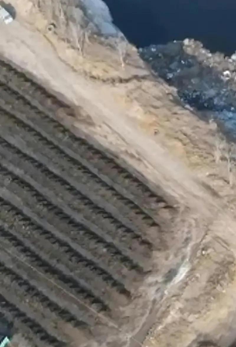 潍坊诸城市龙都街道上百亩土地露天晾晒粪便 回应：三次整治又“死灰复燃”