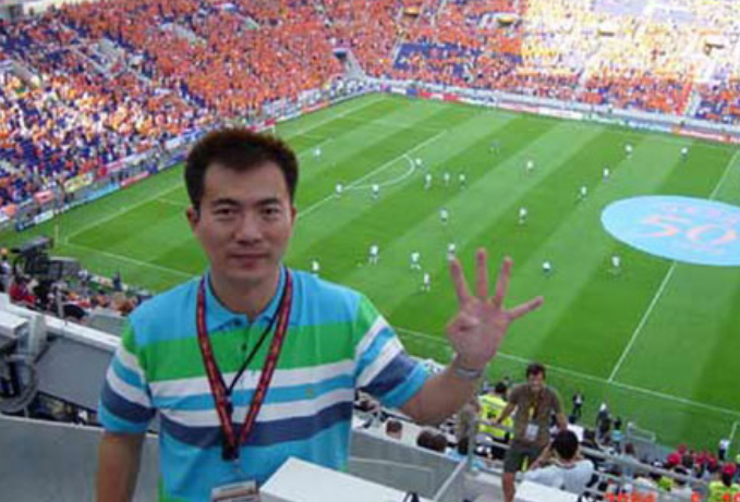 女足夺冠了，这个54岁的男人在演播厅哭了