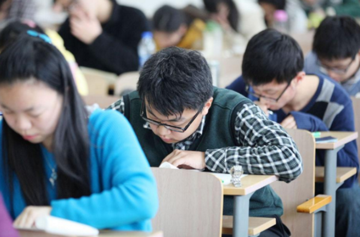 不同大学“课程表”大对比，大专生一周3节课，对比下侮辱性极强