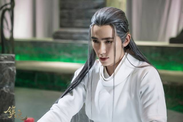 “疯批美人”别乱演，有人五官乱飞成真疯，有人病娇邪魅太撩人