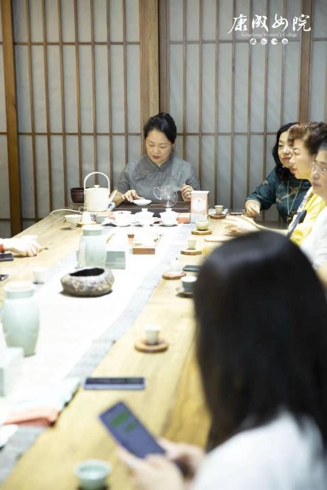 康成女院签约落地阿朵中信书店，为更丰盈的人生而来