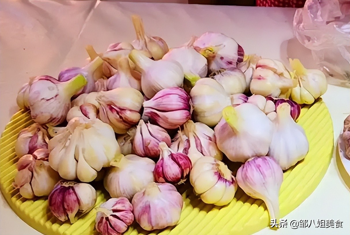 糖蒜的做法（教你小诀窍做酸甜脆爽的糖蒜）