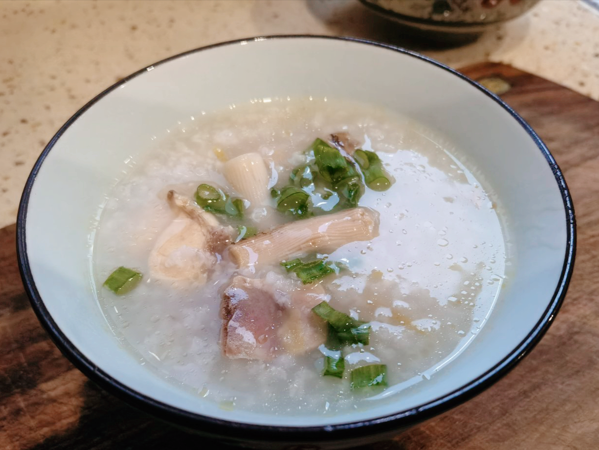 沙虫干可以煮粥,和大米一块下锅煮,可以再添加一些蔬菜,瘦肉,打开高压