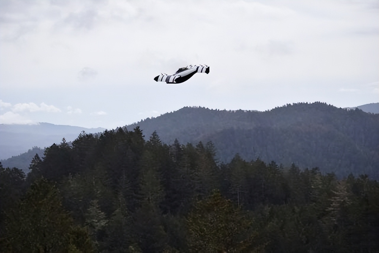 全球首款个人飞行电动汽车亮相！网友看了直呼“真香”