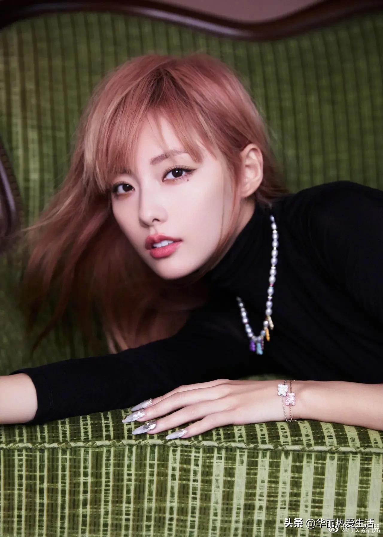 张嘉倪染黄色发型皮肤黝黑