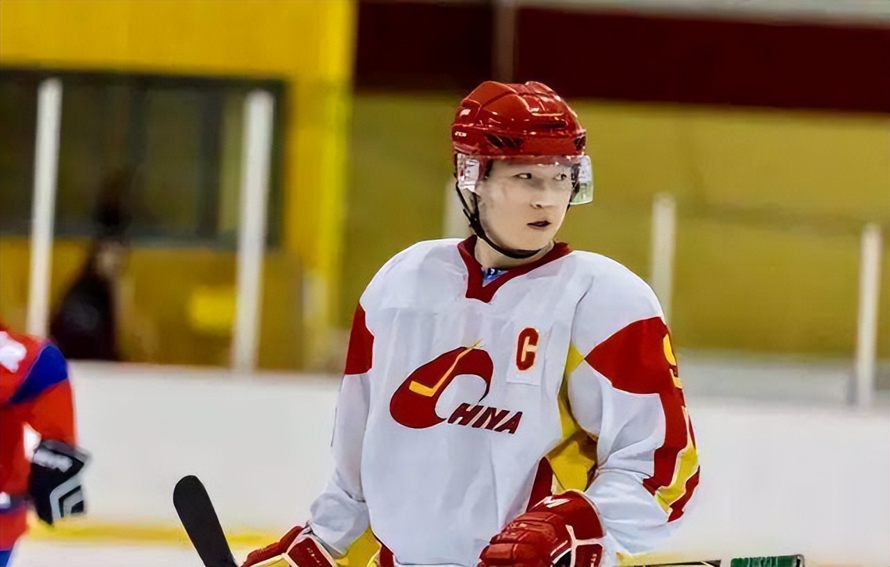 有人选择在娱乐圈硬混，有人选择保家卫国，同是星二代差距还挺大