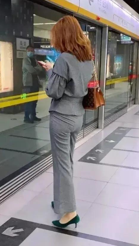 是不是每人都有灰色裤子？