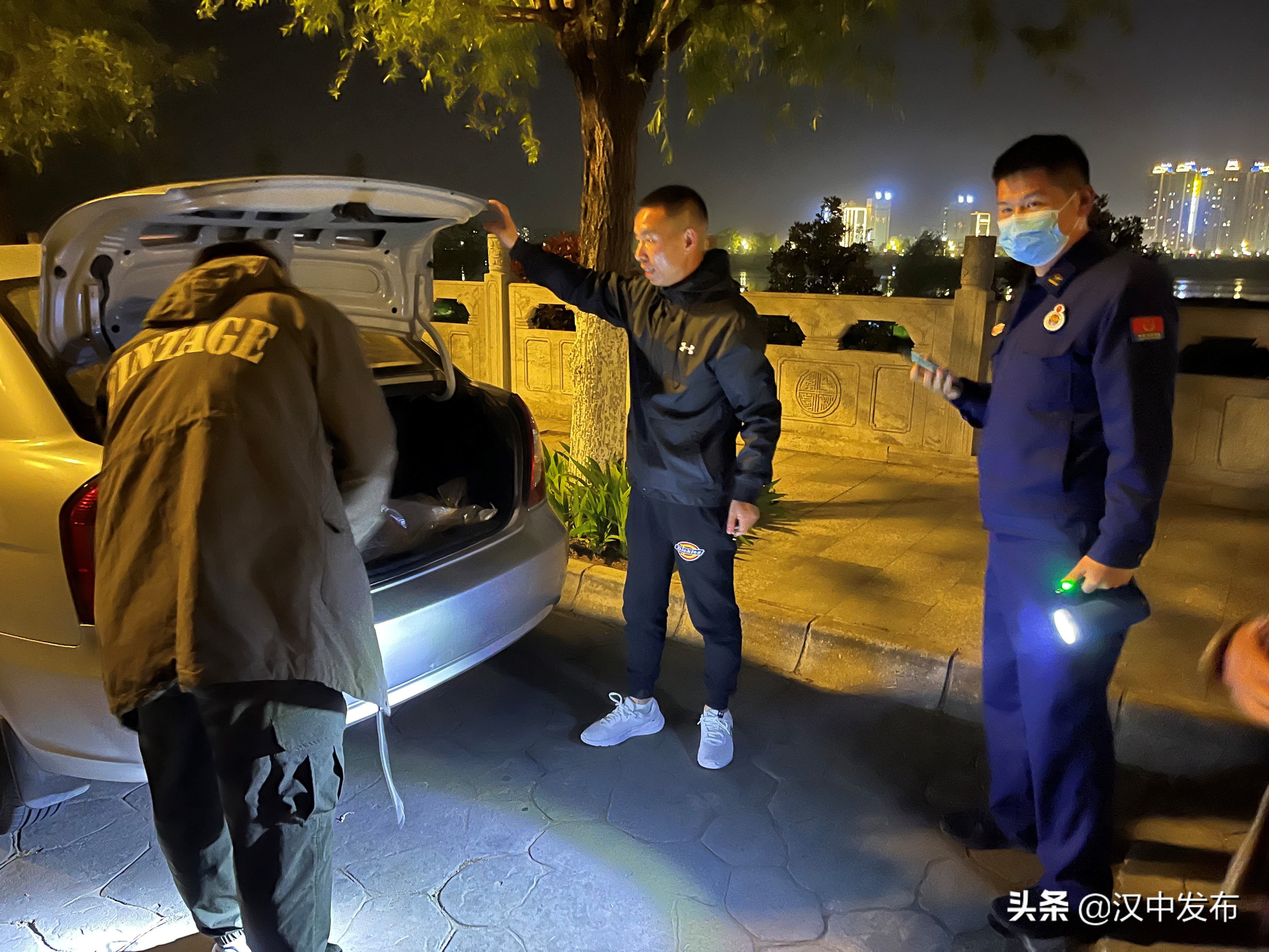 漢中市一江兩岸辦工作人員救助國家二級保護動物“毛冠鹿”