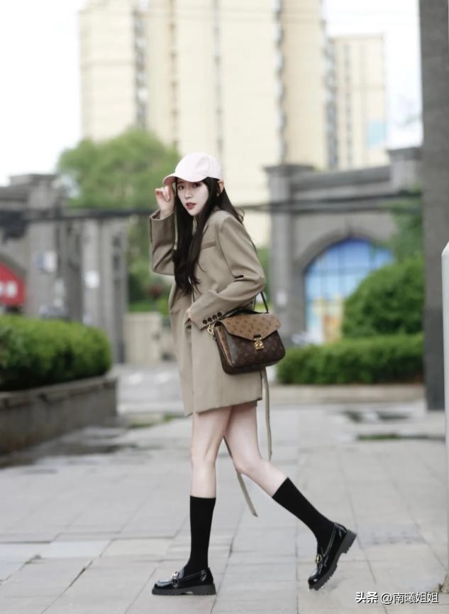 入秋后才发现：不流行靴子了！满大街都在穿“乐福鞋”，洋气百搭