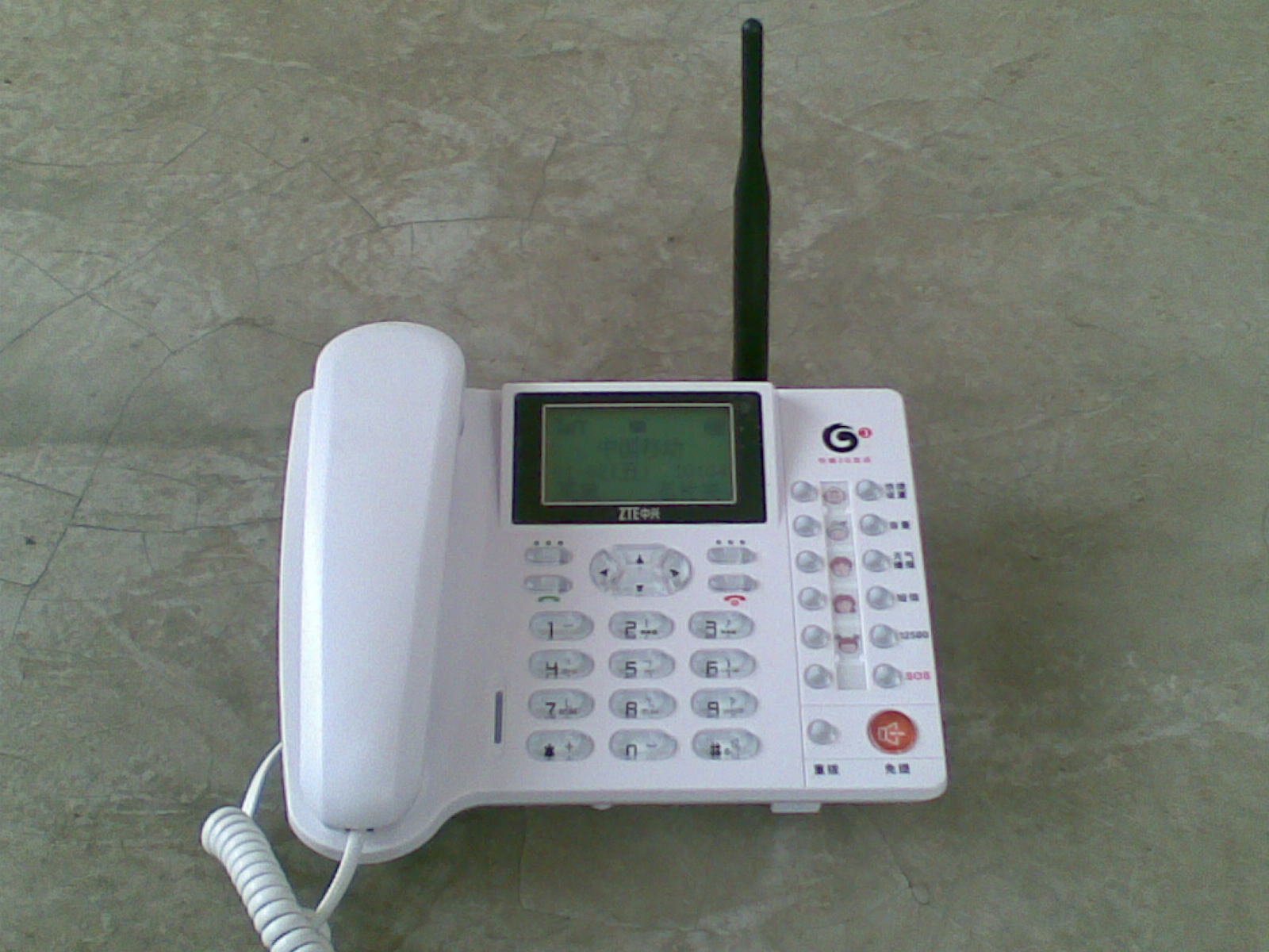 中国人几乎人手一部手机,然而外国却还是还是大量使用固定电话 - 114